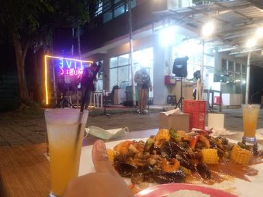 WARUNG SEAFOOD TUMPAH KELUARGA