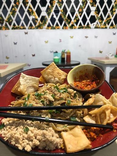 MIE AYAM & ES CENDOL DURIAN DAPUR AGHNIYA