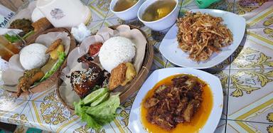 RUMAH MAKAN EMPANG