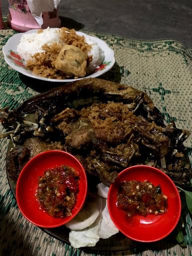 BEBEK DAN AYAM GORENG GAJAHAN