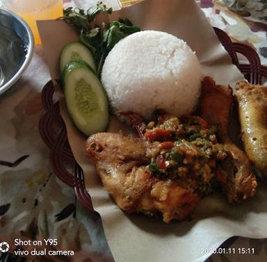 AYAM PENYET MPO PIA