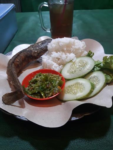 WARUNG PECEL AYAM PENYET