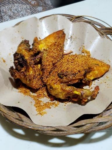 AYAM BAKAR BEDA RASA TEH IIS