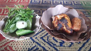 AYAM BAKAR BEDA RASA TEH IIS