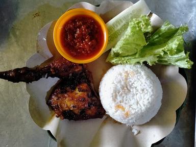 AYAM BAKAR KALASAN MBAH BROTO