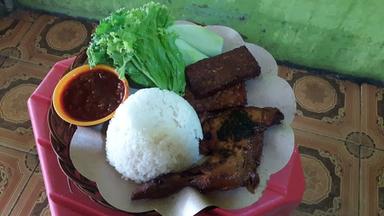 AYAM BAKAR KALASAN MBAH BROTO