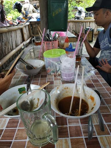 WARUNG BAKSO MIE AYAM KANDANG SAPI JELOK( YULI JELOK)