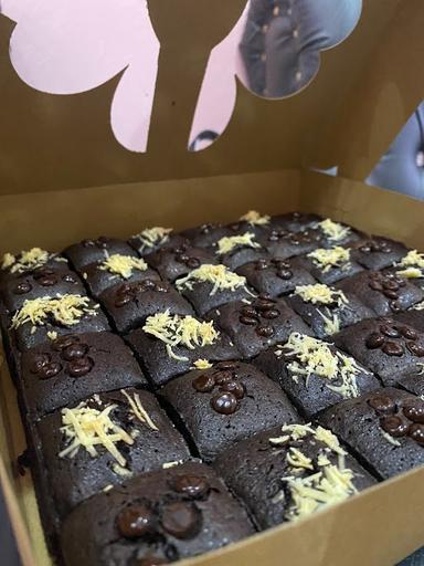 SYAQILLA CAKE & BROWNIES