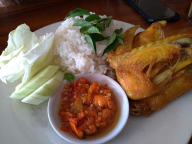 AYAM PENYET BU SRI GEMAH RAYA