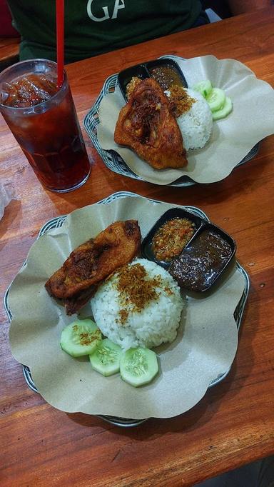 BEBEK MIWA SAMBAL HITAM DAN SAMBAL KOREK ASLI MADURA