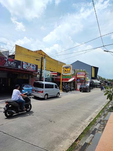 KUE BANDUNG DAN MARTABAK DEN BAGOES