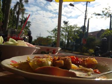 NASI UDUK DAN LONTONG SAYUR MANUNGGAL