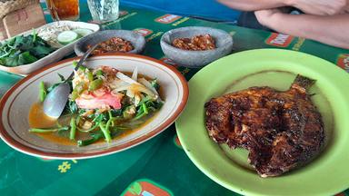 WARUNG IKAN BAKAR PINGGIR LAUT