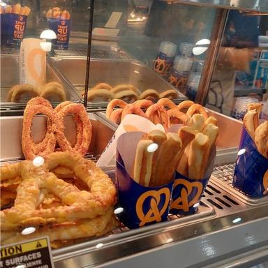 AUNTIE ANNE'S - PLUIT VILLAGE