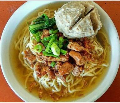 BASO SAPI ASLI DAN MIE AYAM IDOLA