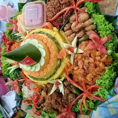 NASI UDUK DAN KETUPAT SAYUR BETAWI MPOK ATI