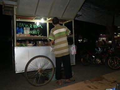 MIE DAN NASI GORENG