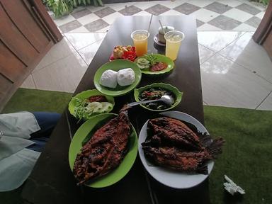 WARUNG LESEHAN PADANG BULAN