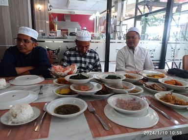 RESTORAN SEDERHANA MASAKAN PADANG