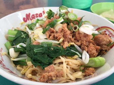 BAKMI AYAM BANGKA AWONG BINTARO