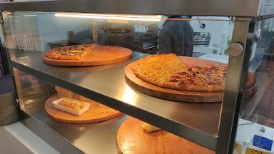 PIZZA CHEESE & DOUGH CAFE BINTARO