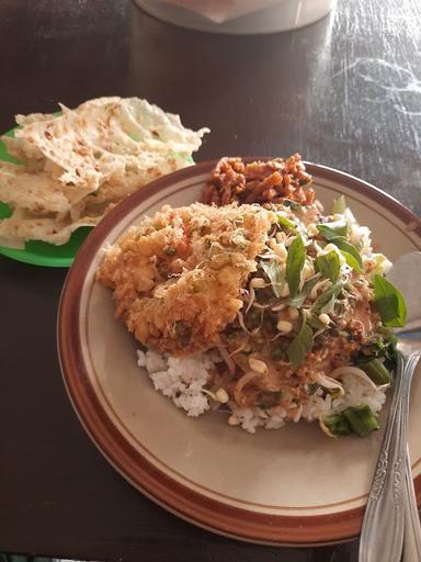 SOTO AYAM DAN NASI PECEL MADIUN PAK MUNIR