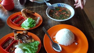 PONDOK BEBEK & SEAFOOD