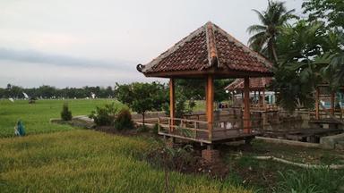 WARUNG MAKAN GAZEBO WATER BYUR