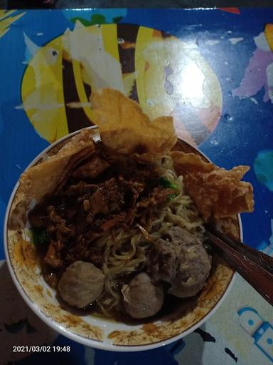 BAKSO DAN MIE AYAM MAS KABUL SOLO