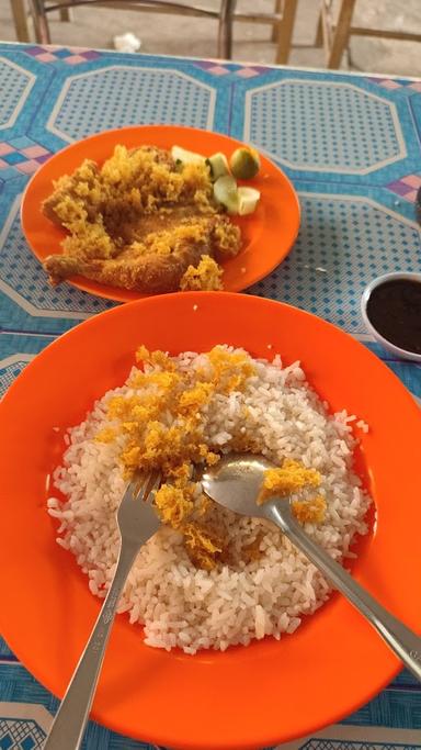 NASI UDUK AYAM GORENG BOROBUDUR