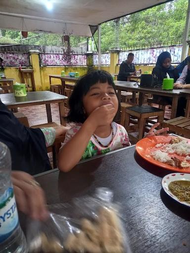 AYAM GEPREK PENYET TANJUNG SARI