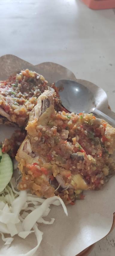 AYAM PENYET KREMES MBA AYA