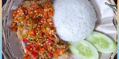 AYAM GEPREK,PENYETAN DAN PECEL LELE PAK MENDUT