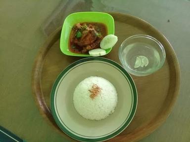 RUMAH MAKAN LESTARI PRAYA (BEBALUNG DAN AYAM PLECING KAMPOENG KHAS LOMBOK)