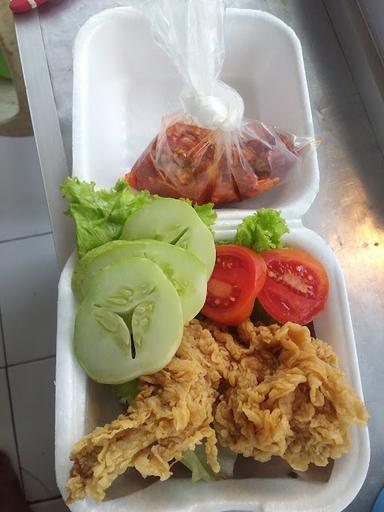 KEDAI AYAM GORENG DAN ES DURIAN