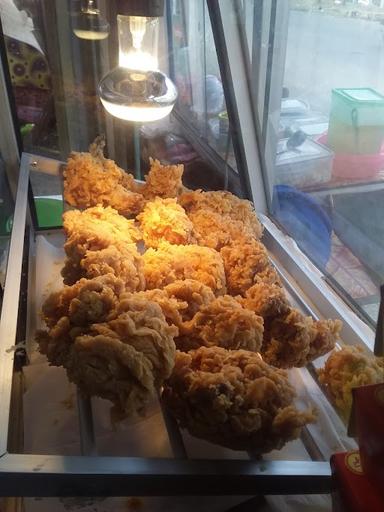 KEDAI AYAM GORENG DAN ES DURIAN