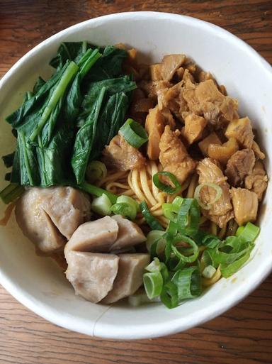 MIE AYAM & RAMEN KOKIIE