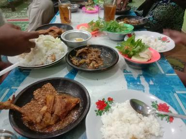 RUMAH MAKAN LESEHAN MBAK KAR