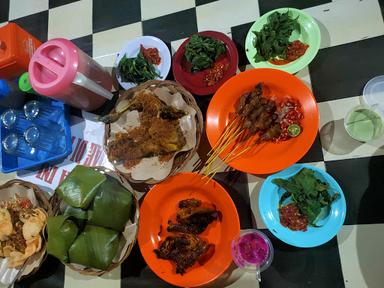 AYAM BAKAR TIMBEL MAWAR