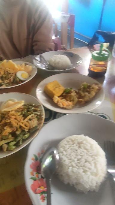 WARUNG GADO GADO IBU TATI , SATE MARANGGI, SOP, SOTO, ES KELAPA