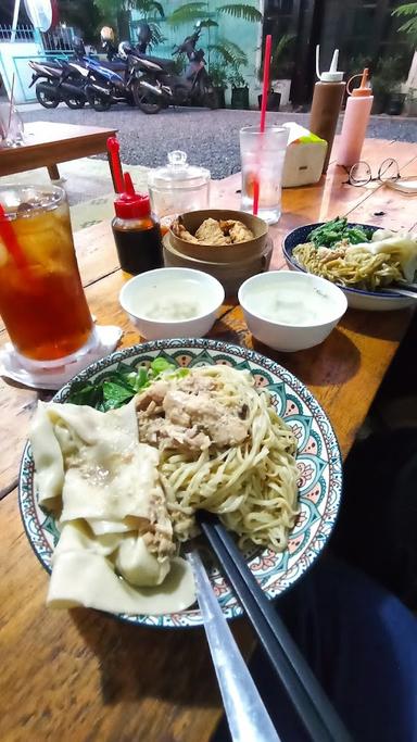 MIE AYAM DIMSUM WIRA