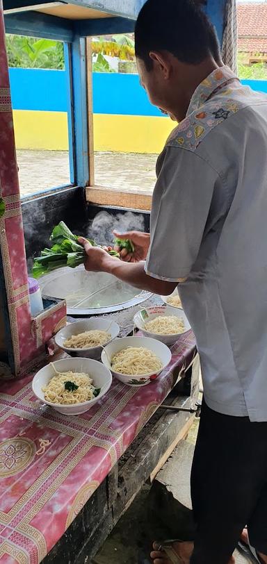 WARUNG DPR (SOTO, BAKSO DAN MIE AYAM)