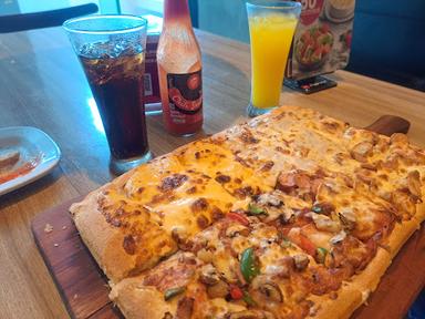 PIZZA HUT RESTORAN - RITA MALL PURWOKERTO