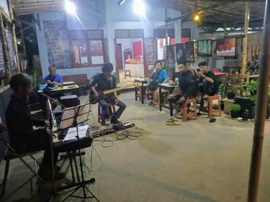 WARUNG KOPI CARI ASIK AJA