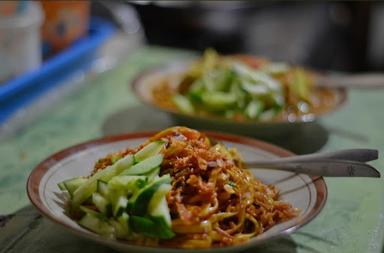 MIE NYEMEK/NASI GORENG BU NANI/PERTIGAAN BOBOSAN