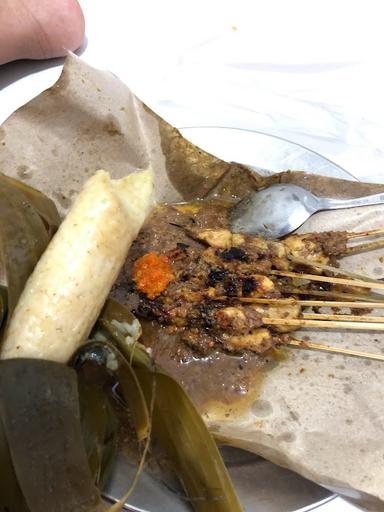 WARUNG SATE AYAM DAN KAMBING MADU PAK RUSWADI