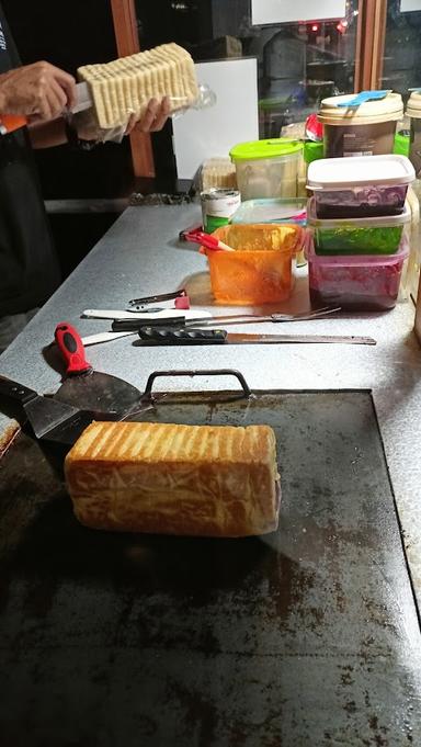 ROTI BAKAR ASLI DIBAKAR