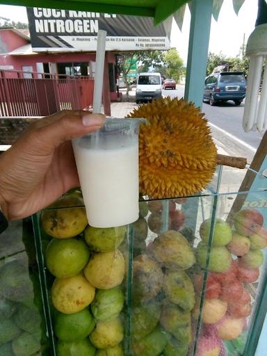 JUICE DAN ES KELAPA MAS ROJAB