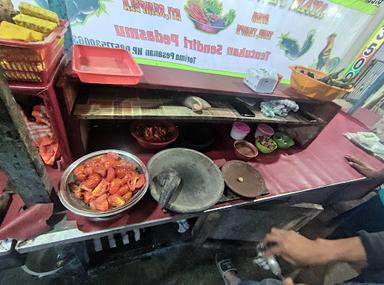 AYAM PENYET DUA SAUDARA