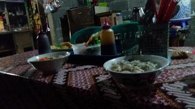 BAKSO DAN MIE LONG BU WIDAYANTI